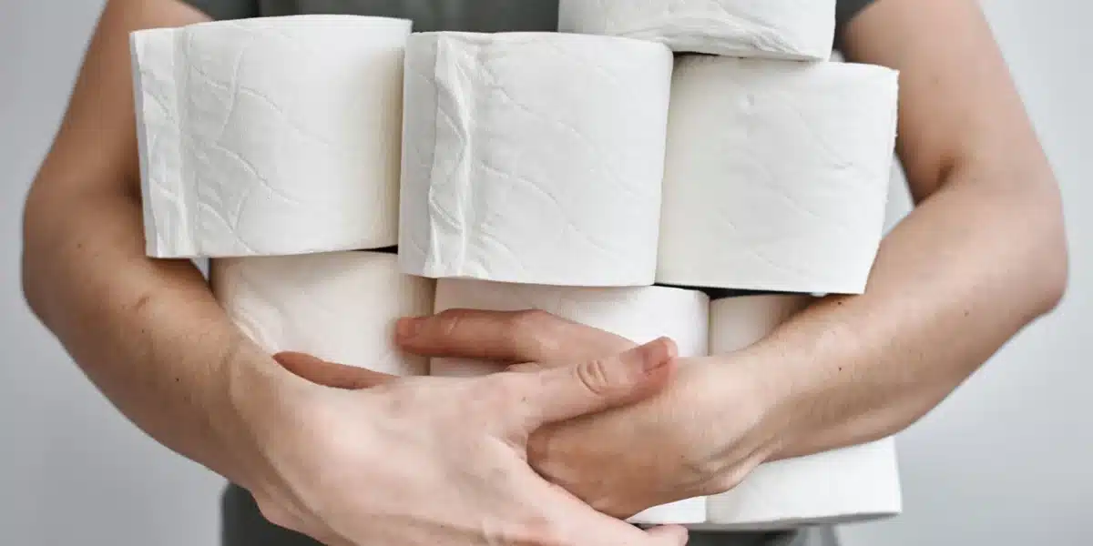 papier toilettes en main