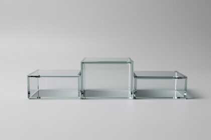 Trois marches de podium de hauteur quasi identique sur fond clair, symbolisant une compétition serrée.