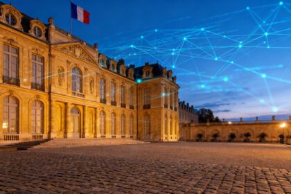 Façade d'un palais officiel français au crépuscule, drapeau tricolore et lignes de réseau lumineuses dans le ciel.