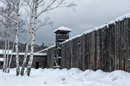 Palissade en bois et mirador d'un ancien pénitencier enneigé dans le nord du Japon