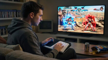 Un joueur utilise le FlexStrike avec un jeu d'arcade sur sa TV